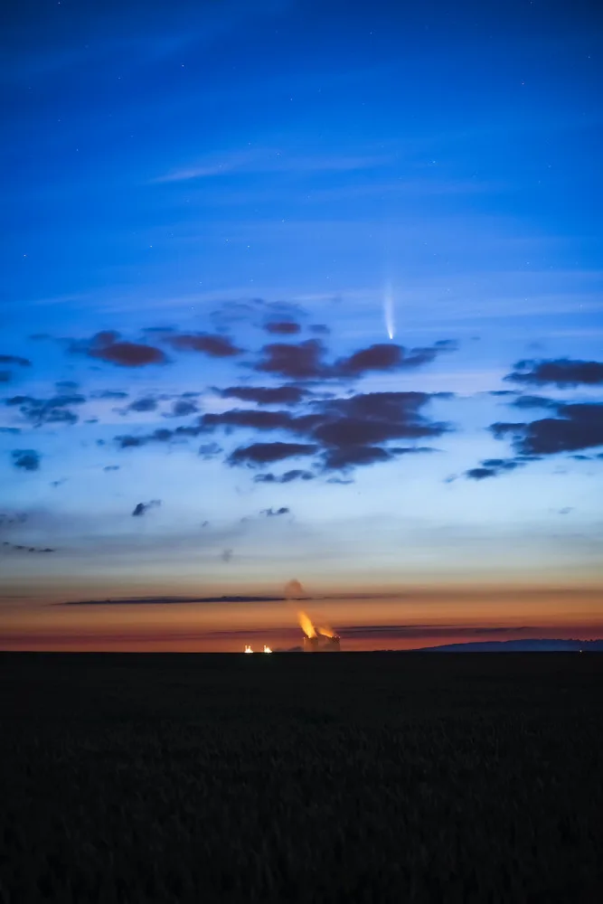 Kometa Neowise už se vzdaluje, vrátí se 7000 let. Takhle ji zachytil budějcký fotograf