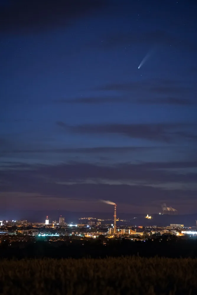 Kometa Neowise už se vzdaluje, vrátí se 7000 let. Takhle ji zachytil budějcký fotograf