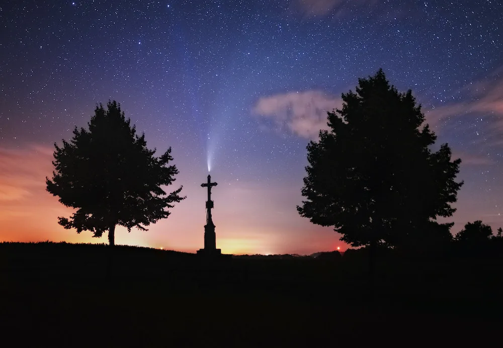 Kometa Neowise už se vzdaluje, vrátí se 7000 let. Takhle ji zachytil budějcký fotograf
