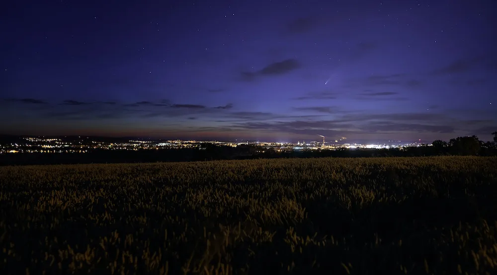 Kometa Neowise už se vzdaluje, vrátí se 7000 let. Takhle ji zachytil budějcký fotograf