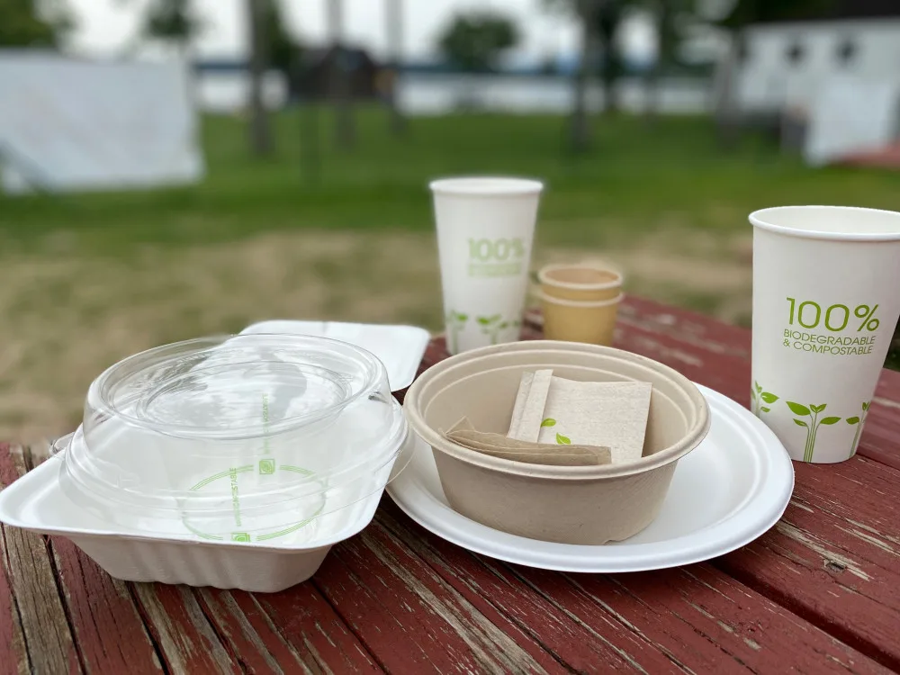 Použitý plast bistro na Lipně kompostuje. Vzniklým materiálem pak hnojí rostliny