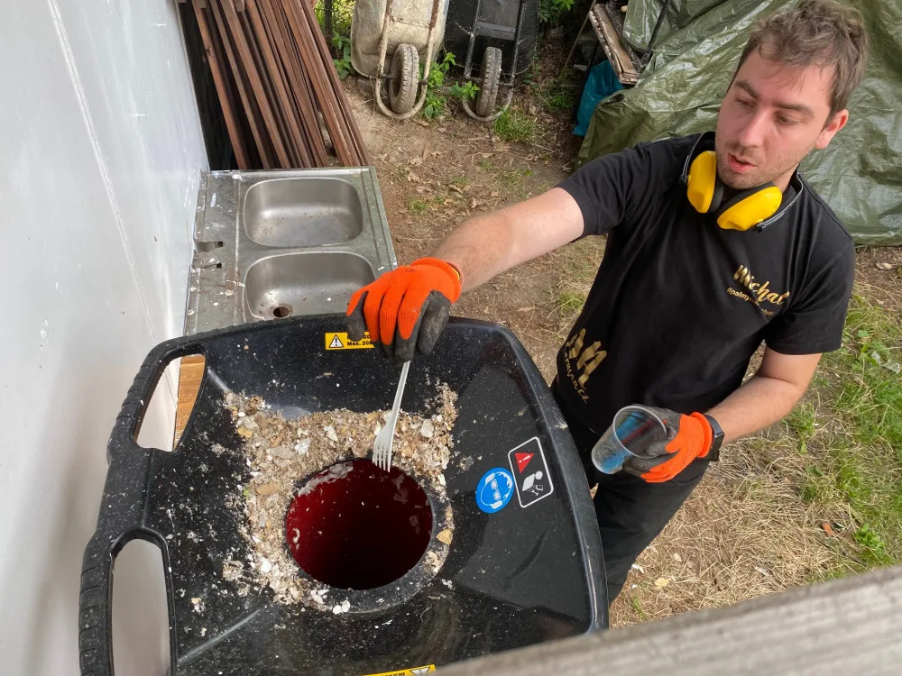 Použitý plast bistro na Lipně kompostuje. Vzniklým materiálem pak hnojí rostliny