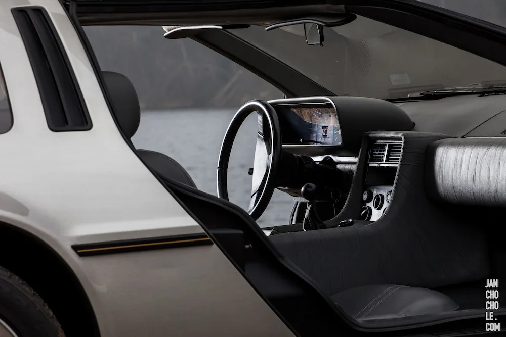 V Muzeu veteránů v Nové Bystřici vystavují unikátní DeLorean DMC-12. Letos nejspíš naposled