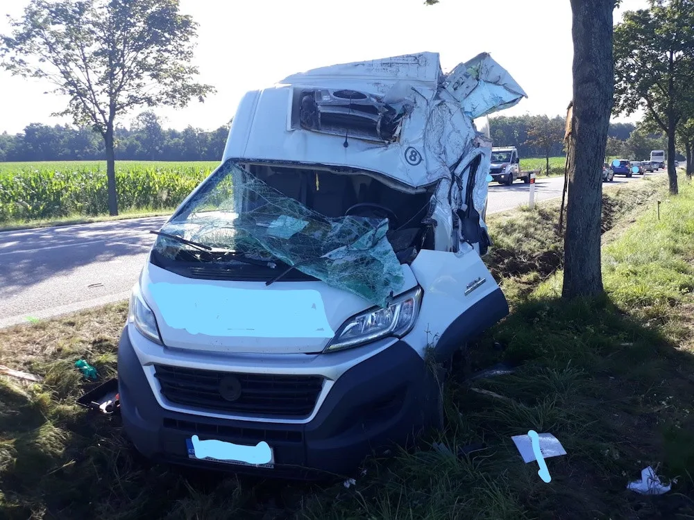 U Vodňan došlo k vážné dopravní nehodě. Řidič dodávky zůstal ve voze zaklíněný