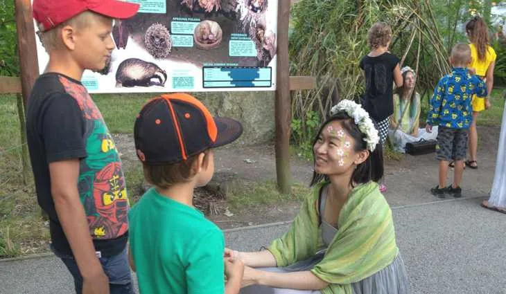 Zoo Hluboká opět chystá Večerní pohádkovou zoo. Šípková Růženka, lesní víly nebo loupežníci