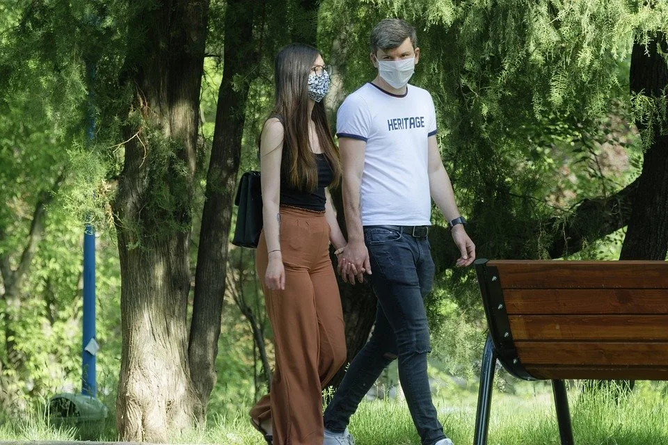 Na jih Čech a Vysočinu se od dneška vrátilo nošení roušek