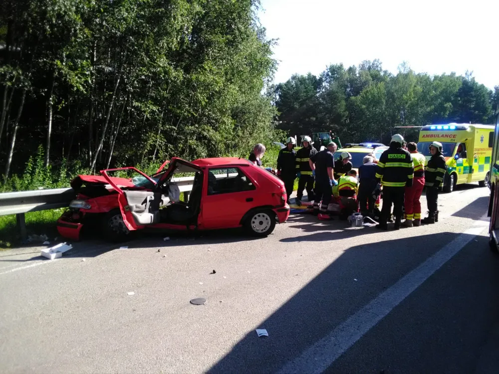 Nehoda dvou aut na několik hodin uzavřela silnici, zraněnou spolujezdkyni z osobáku museli hasiči vystříhat