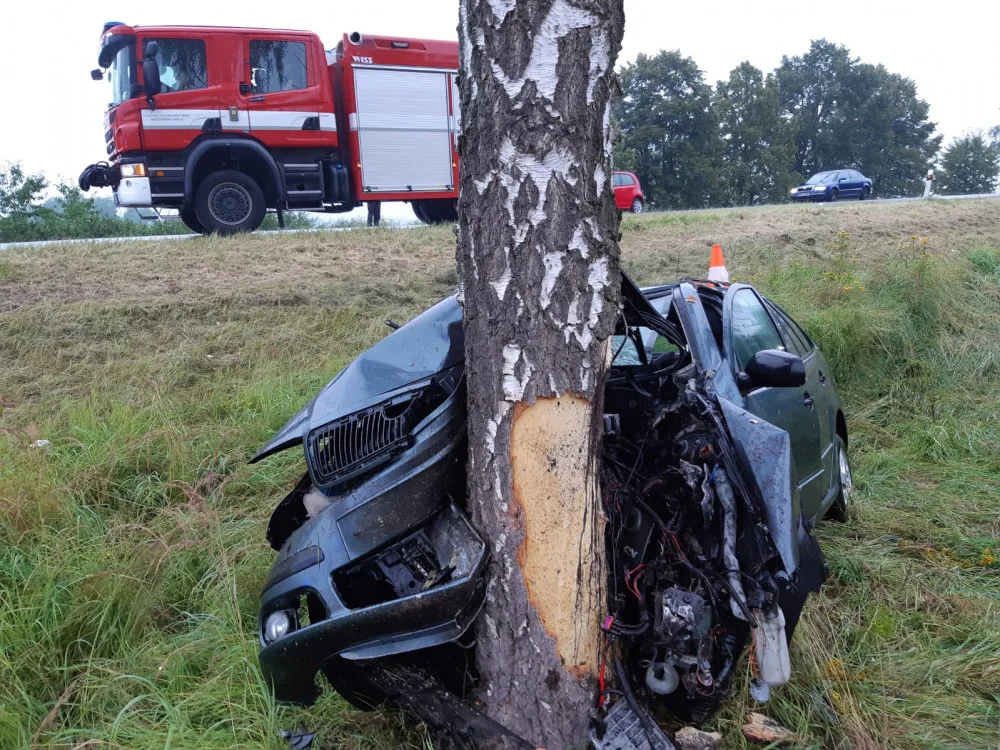 Řidička nejspíš usnula za volantem, s autem narazila do stromu