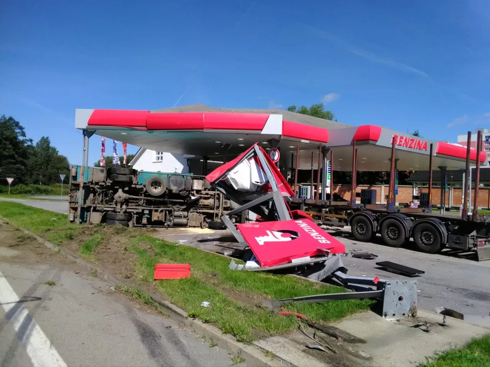 VIDEO: Hrozivě vypadající nehoda náklaďáků na Jindřichohradecku. Auta zbořila benzínku