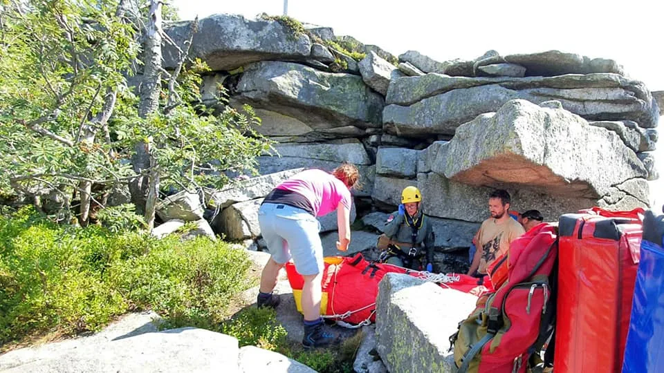Na Šumavě spadl ze skály německý turista