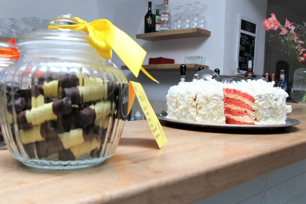Moc dobré dortíky a silná sicilská káva. Café – bistro na dobré cestě v Hluboké nad Vltavou si lidé okamžitě zamilovali
