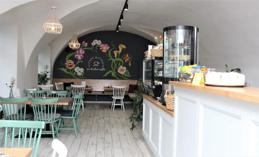 Moc dobré dortíky a silná sicilská káva. Café – bistro na dobré cestě v Hluboké nad Vltavou si lidé okamžitě zamilovali