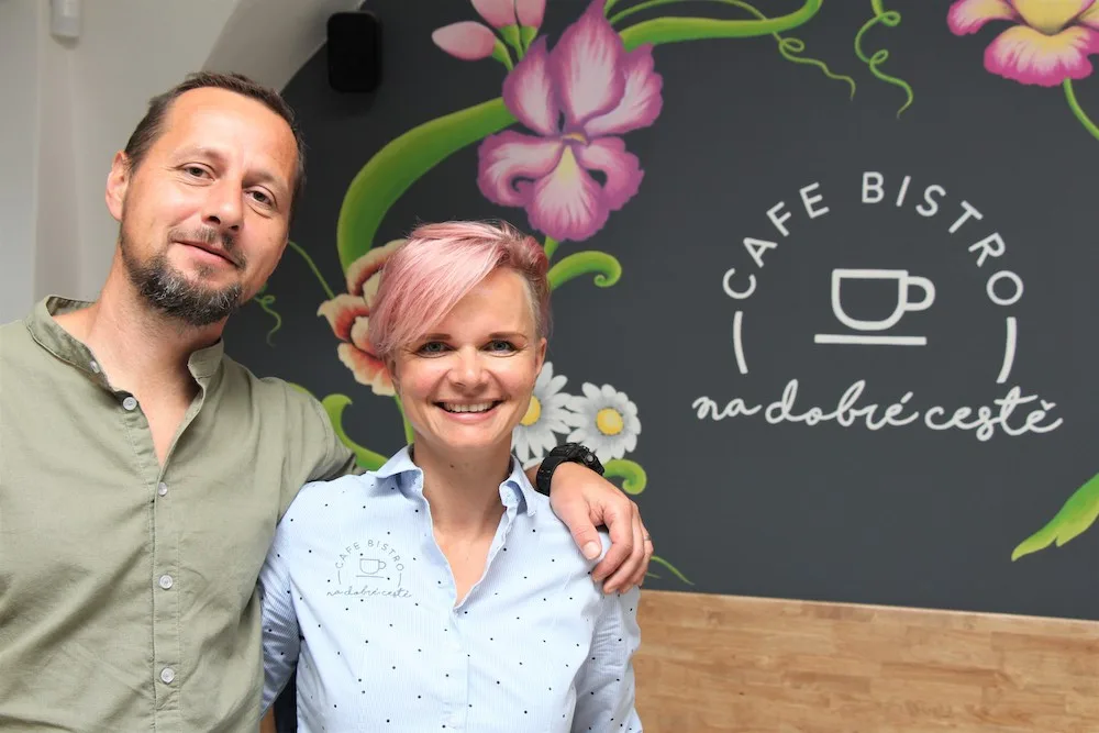 Moc dobré dortíky a silná sicilská káva. Café – bistro na dobré cestě v Hluboké nad Vltavou si lidé okamžitě zamilovali