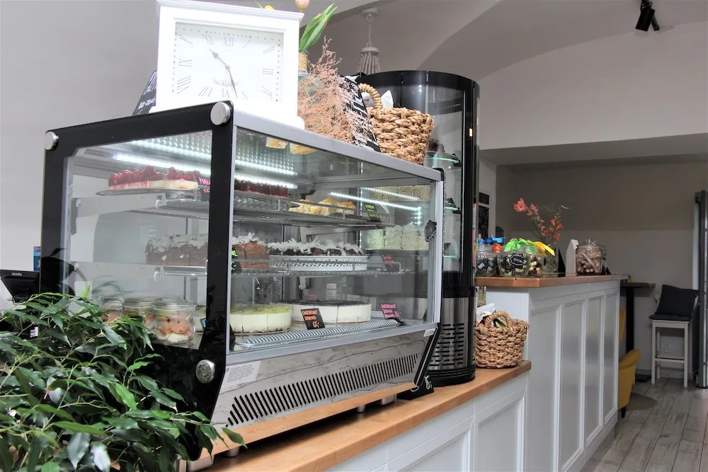 Moc dobré dortíky a silná sicilská káva. Café – bistro na dobré cestě v Hluboké nad Vltavou si lidé okamžitě zamilovali