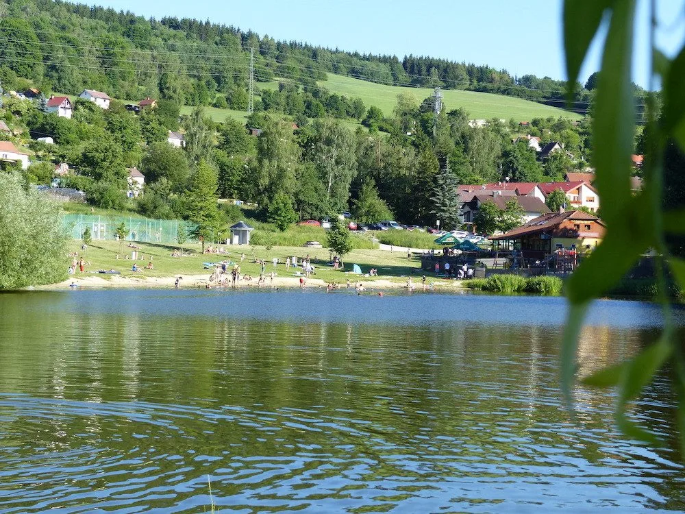 Sezóna Hornobránského rybníku předčasně skončila, testy potvrdily sinice i nebezpečného parazita. Krumlov už přistoupil k opatřením