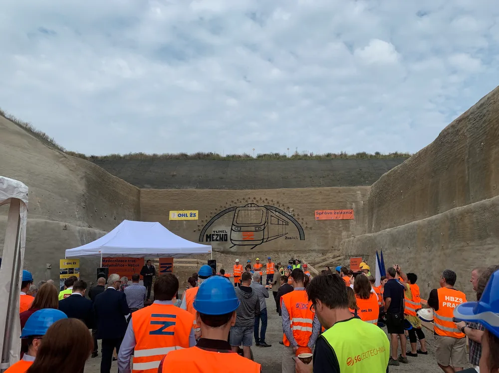VIDEO: Správa železnic začala budovat druhý tunel na trati Sudoměřice – Votice. Po kompletním dokončení bude cesta do Prahy trvat hodinu a půl