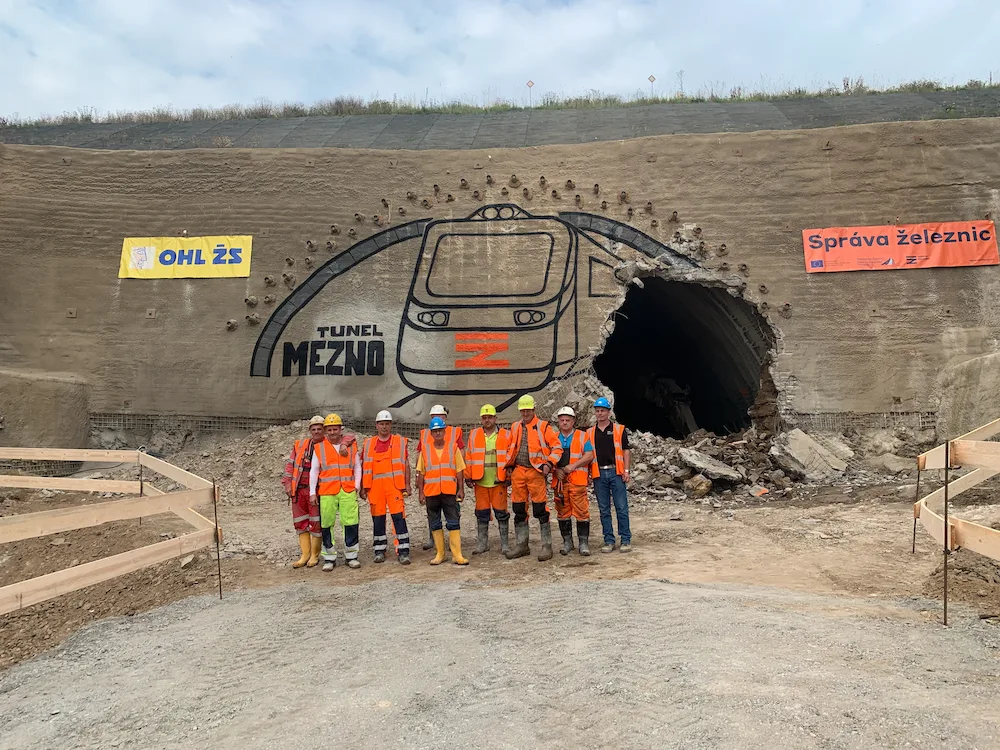 VIDEO: Správa železnic začala budovat druhý tunel na trati Sudoměřice – Votice. Po kompletním dokončení bude cesta do Prahy trvat hodinu a půl