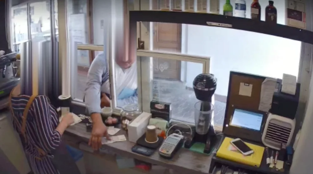 VIDEO: Podvodník se v Budějcích pokusil okrást baristku, použil k tomu trik s penězi