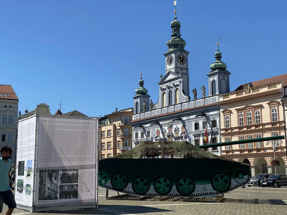 Mnoho měst v Česku si připomíná srpen 1968. V Budějcích zaparkovaly makety tanků