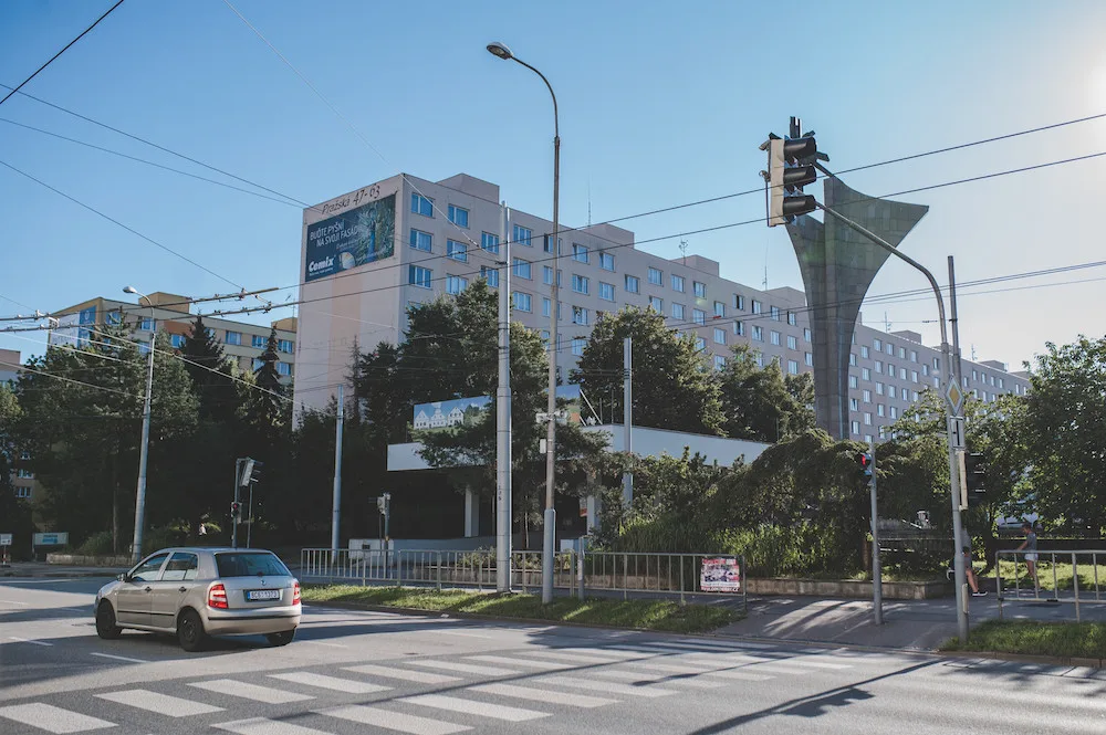 Modré přístřešky z Pražské třídy jsou pryč. Jejich odstranění stále budí emoce