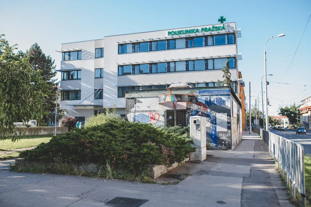 Modré přístřešky z Pražské třídy jsou pryč. Jejich odstranění stále budí emoce