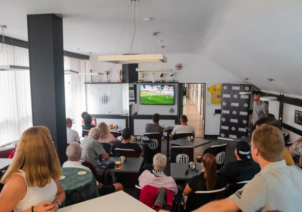 Zápas na Baníku sledovali permanentkáři ve VIP prostorech na Dynamu