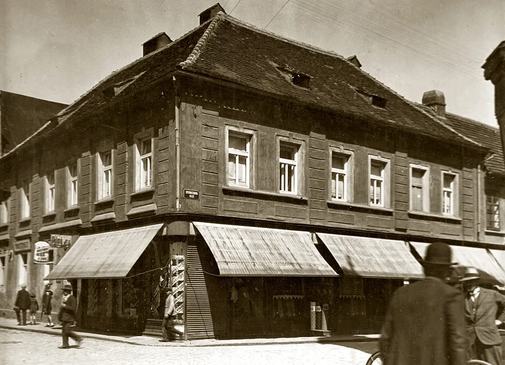 Dům U Zlatého hroznu na rohu ulic U Černé věže a Hroznové v roce 1930.