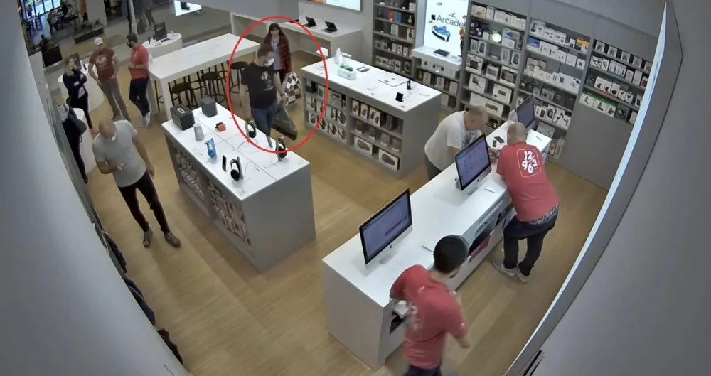 Z prodejny někdo ukradl reprák za devět tisíc. Policie hledá svědky