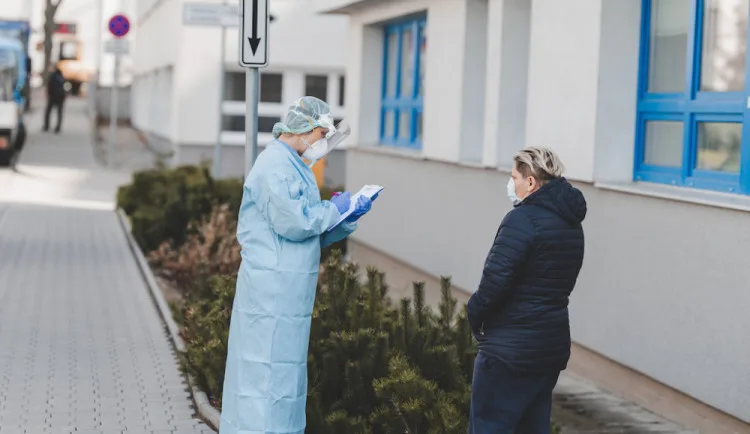 Testovací místo na koronavirus u nemocnice se přesouvá. Bude blíž k hlavnímu vchodu