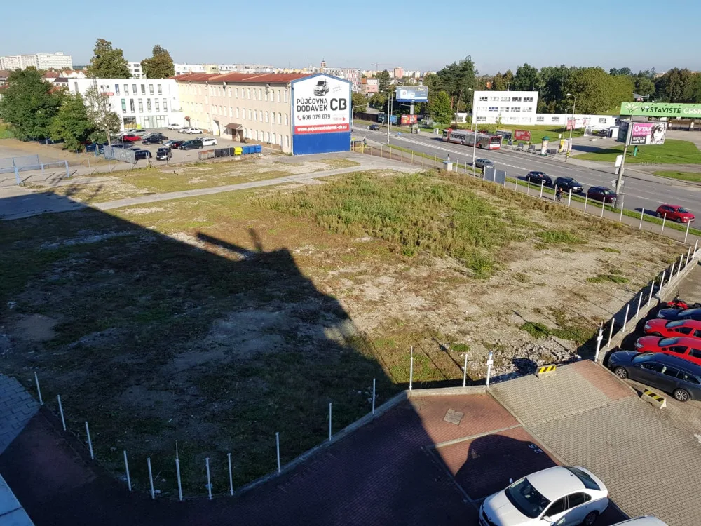 Místo autoopravny bude stát na Husovce dvanáctipatrový hotel