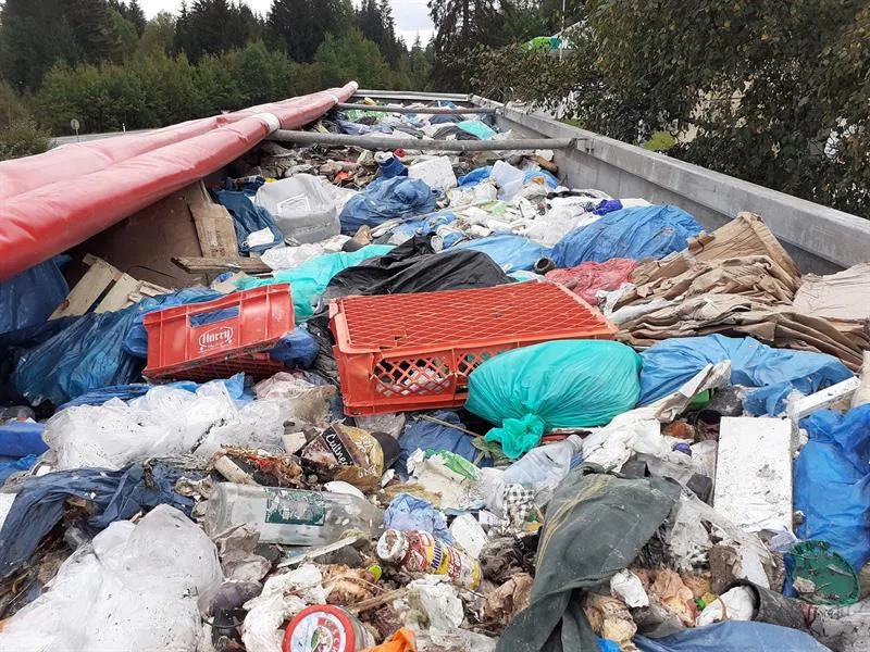 Polský kamion převážel 18 tun komunálního odpadu do Česka. Neměl k tomu povolení