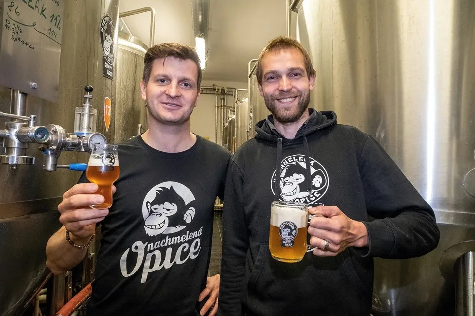 Náš název je velká přednost, říká sládek pivovaru Nachmelená opice Michal Kuřec.