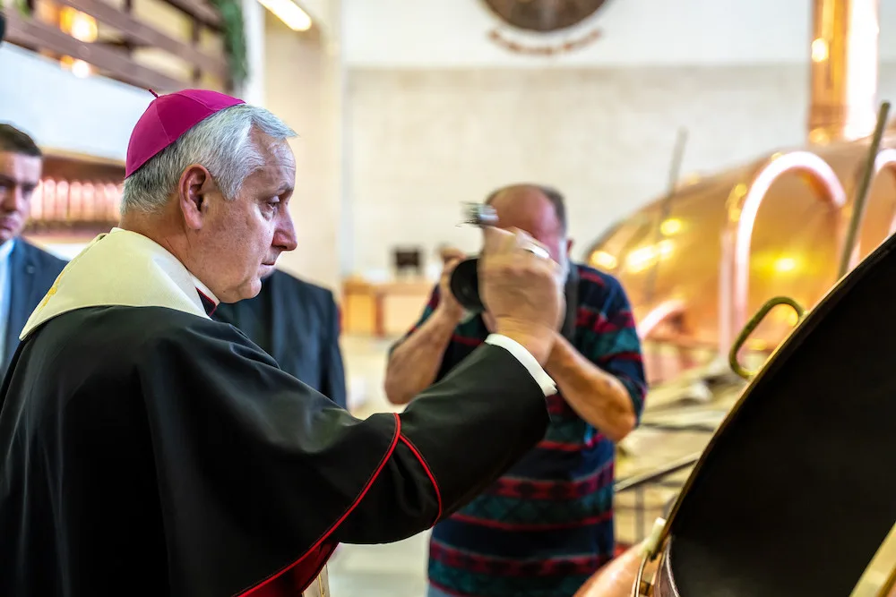Budvar nechal požehnat zvláštní várku světlého ležáku. Výtěžek z prodeje půjde na charitu