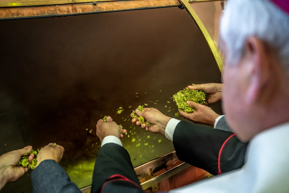 Budvar nechal požehnat zvláštní várku světlého ležáku. Výtěžek z prodeje půjde na charitu