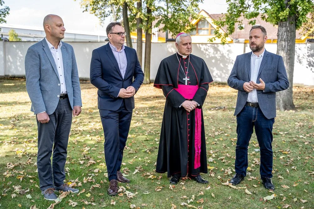 Budvar nechal požehnat zvláštní várku světlého ležáku. Výtěžek z prodeje půjde na charitu