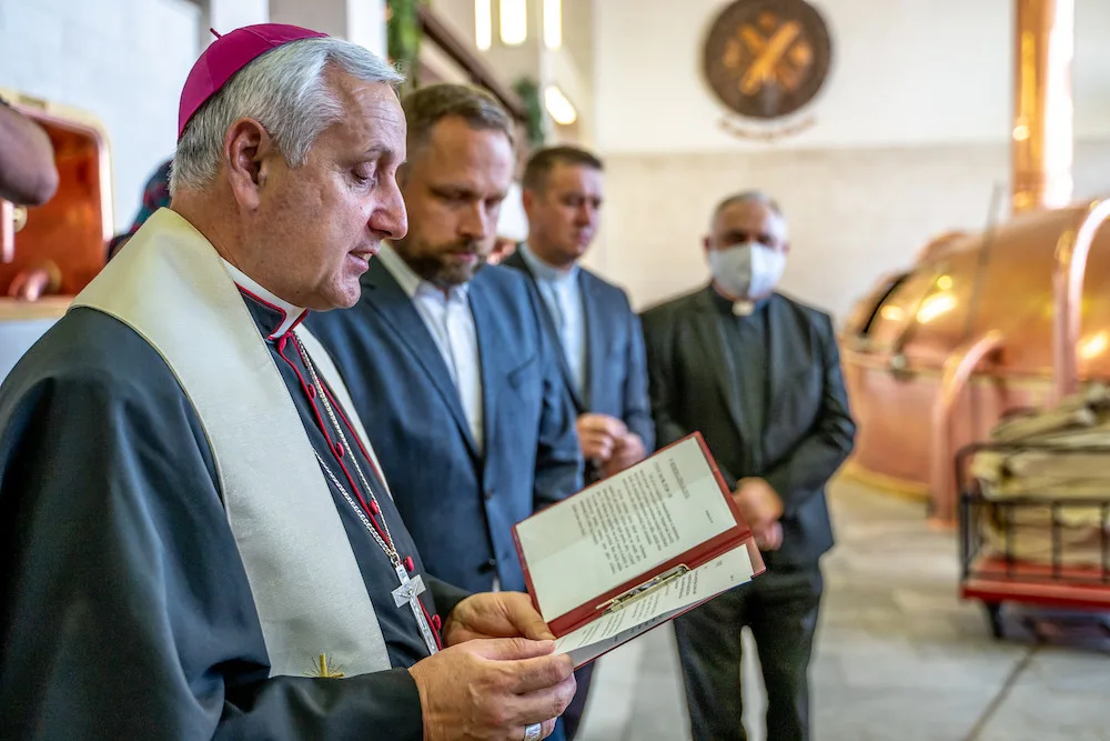 Budvar nechal požehnat zvláštní várku světlého ležáku. Výtěžek z prodeje půjde na charitu