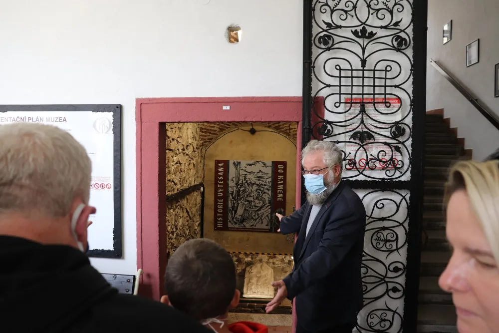 V Jindřichově Hradci vystavili vzácné kameny, smírčí kříže i náhrobky.