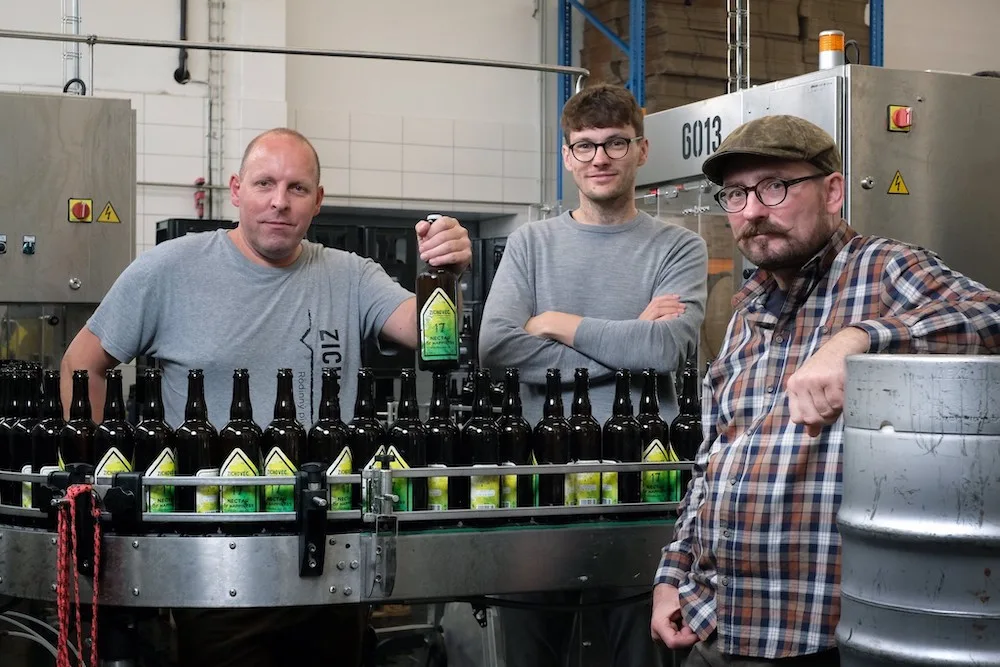 Baví experimentovat a posouvat hranice, říká spolumajitel Rodinného pivovaru Zichovec Ondřej Husák.