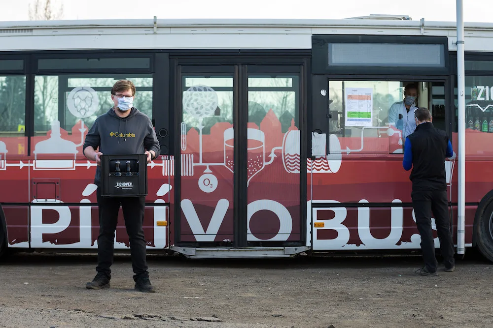 Baví experimentovat a posouvat hranice, říká spolumajitel Rodinného pivovaru Zichovec Ondřej Husák.