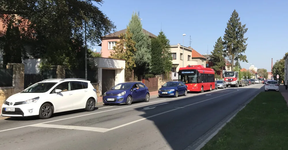 Doprava v okolí nemocnice kolabovala. Kvůli testům na koronavirus pomalu popojížděla kolona ulicí Boženy Němcové.