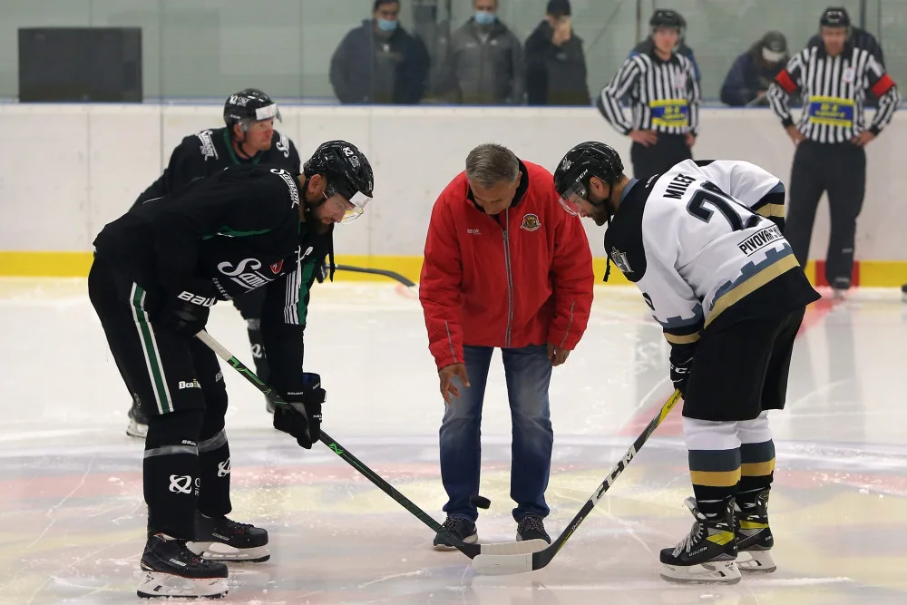 Martin Hanzal se postavil na úvodní buly v historii klubu HC Samson ČB.