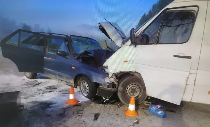 Při střetu osobního auta a dodávky zemřela ráno starší žena