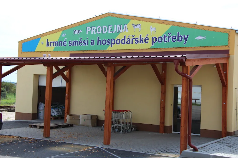Od košťat… přes holínky… po krmné směsi! Soutěžte o poukázky do prodejny Zemědělských služeb Dynín