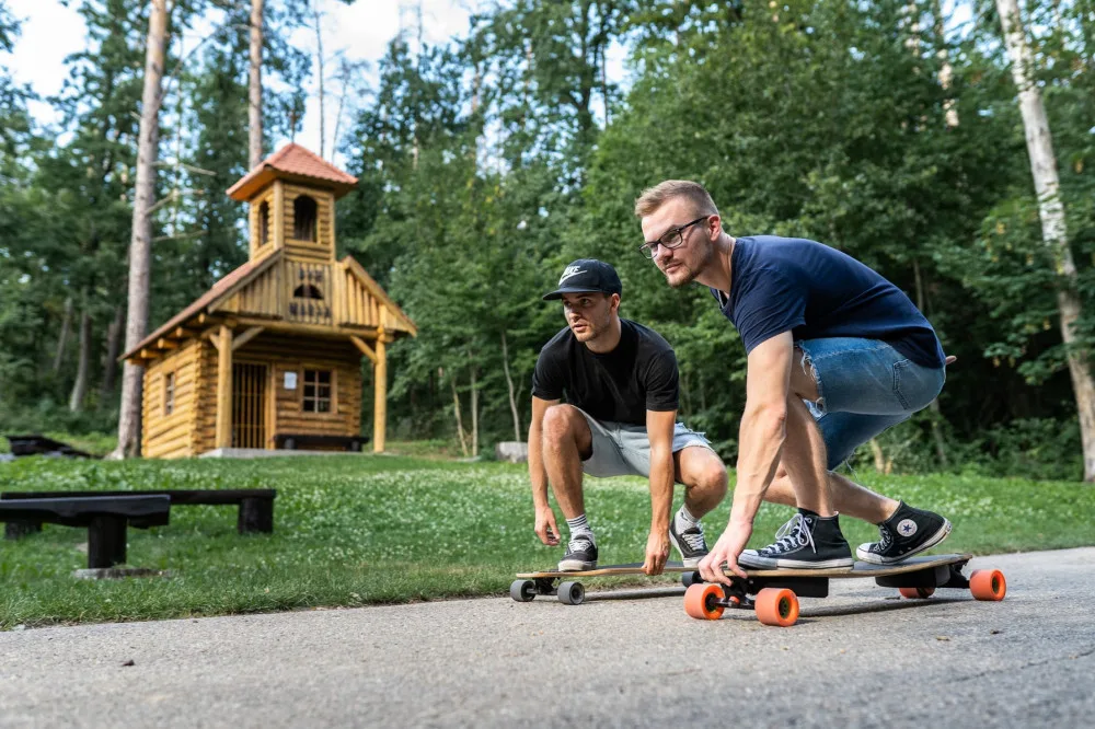 Dva roštáci na longboardech vyráží napříč vlastí. Podpoří tak malého Milánka