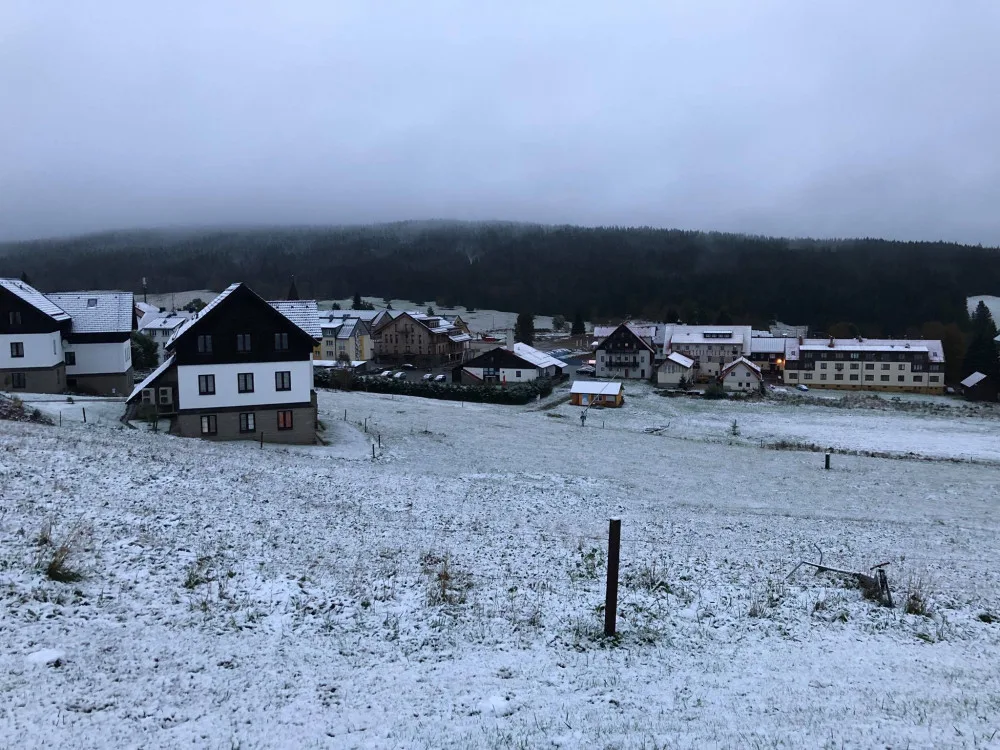 Šumavu zasypal první sníh. Po chladném víkendu se podle meteorologů oteplí.