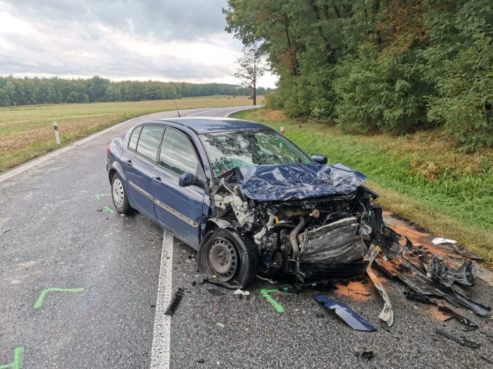 Hlavní tah na Třeboň uzavřela vážná nehoda. Čtyři lidé se zranili při nehodě tří aut.