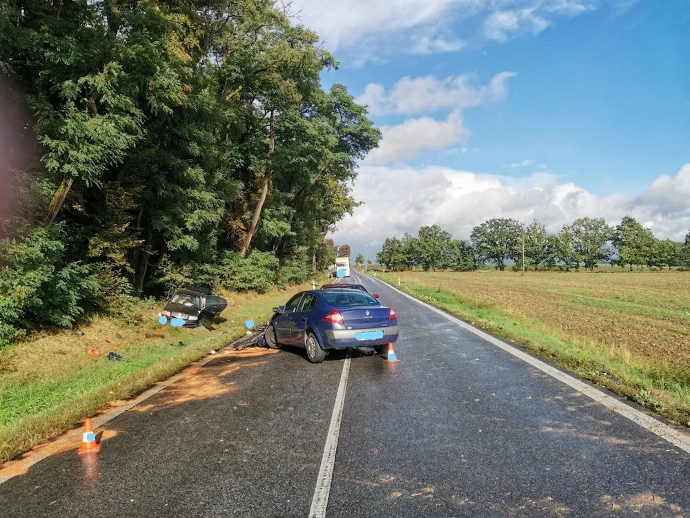 Hlavní tah na Třeboň uzavřela vážná nehoda. Čtyři lidé se zranili při nehodě tří aut