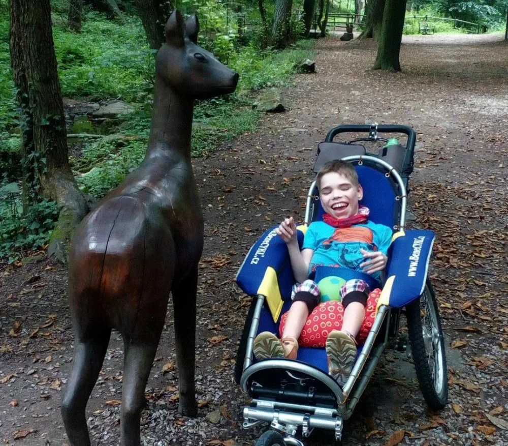 On je má škola života, říká maminka malého Lukáška bojujícího s mozkovou obrnou. Pomoci můžete i vy
