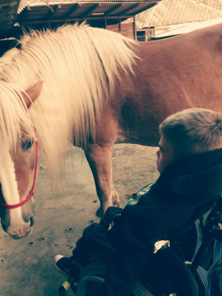 On je má škola života, říká maminka malého Lukáška bojujícího s mozkovou obrnou. Pomoci můžete i vy