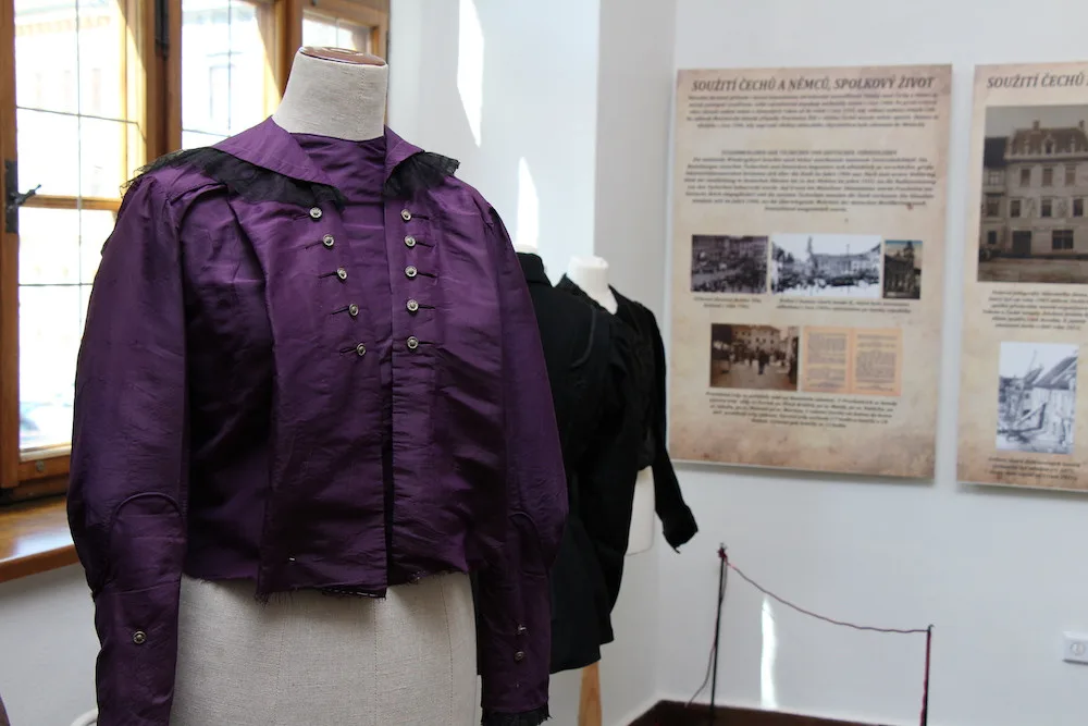 Prachatické muzeum vrací návštěvníky na přelom 19. a 20. století. Nová výstava se zaměřuje na jihočeskou secesní módu
